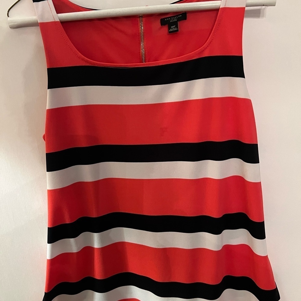 ANN TAYLOR SLEEVELESS TOP WITH ZIPPERED BACK